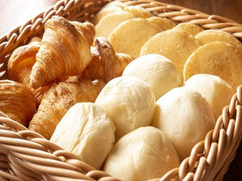 人気の朝食！焼きたてパン