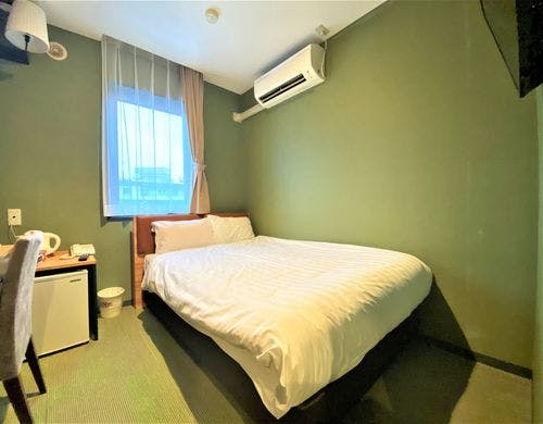 リニューアル部屋のセミダブルベッド