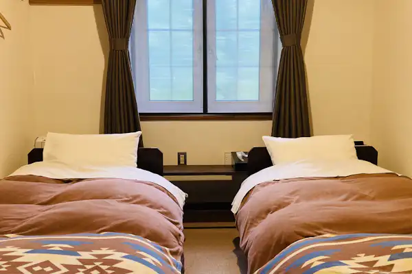 ห้องพักแบบตะวันตกพร้อมอ่างอาบน้ำ สำหรับ 2-4 ท่าน