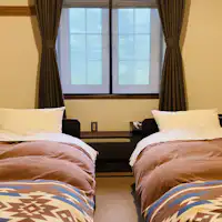 ห้องพักแบบตะวันตกพร้อมอ่างอาบน้ำ สำหรับ 2-4 ท่าน