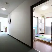 복도는 아늑한 분위기를 자아냅니다.