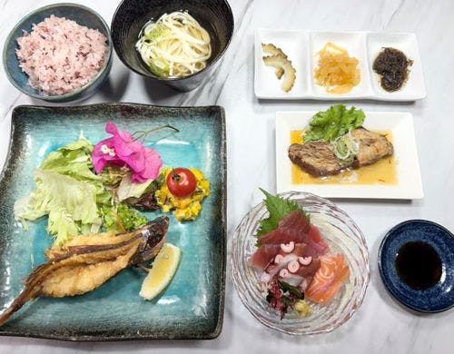 沖縄郷土料理の夕食です