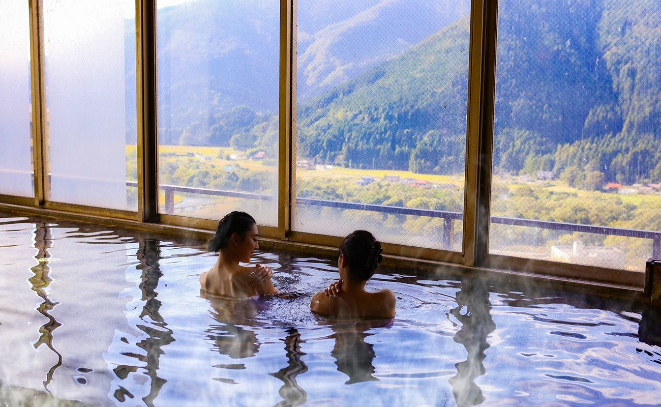 สามารถมองเห็นทิวทัศน์ของน้ำพุร้อนนารุโกะได้ทั้งหมด