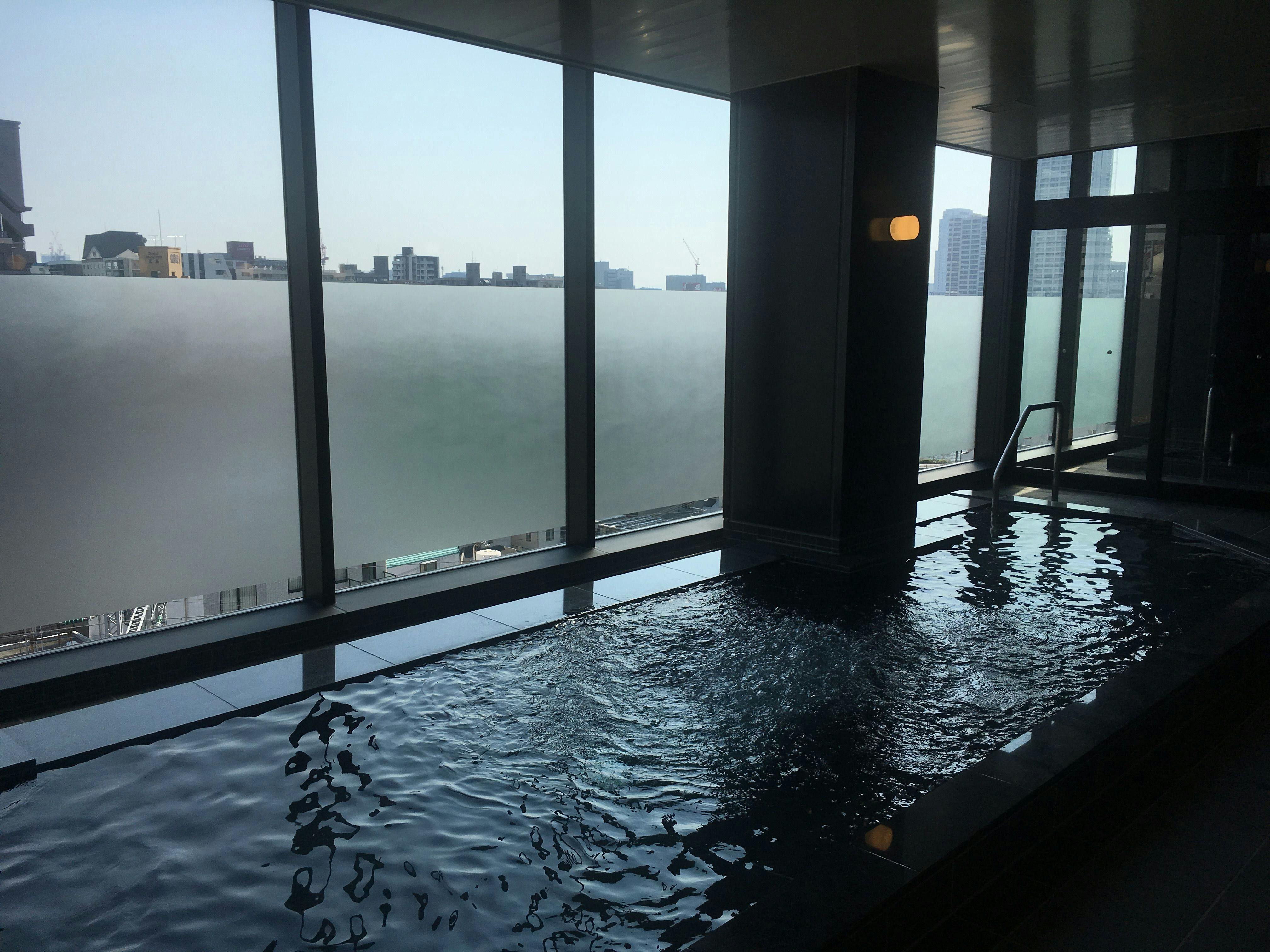 ชั้นบนสุดมีห้องอาบน้ำสาธารณะและอ่างอาบน้ำกลางแจ้ง