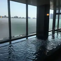 ชั้นบนสุดมีห้องอาบน้ำสาธารณะและอ่างอาบน้ำกลางแจ้ง