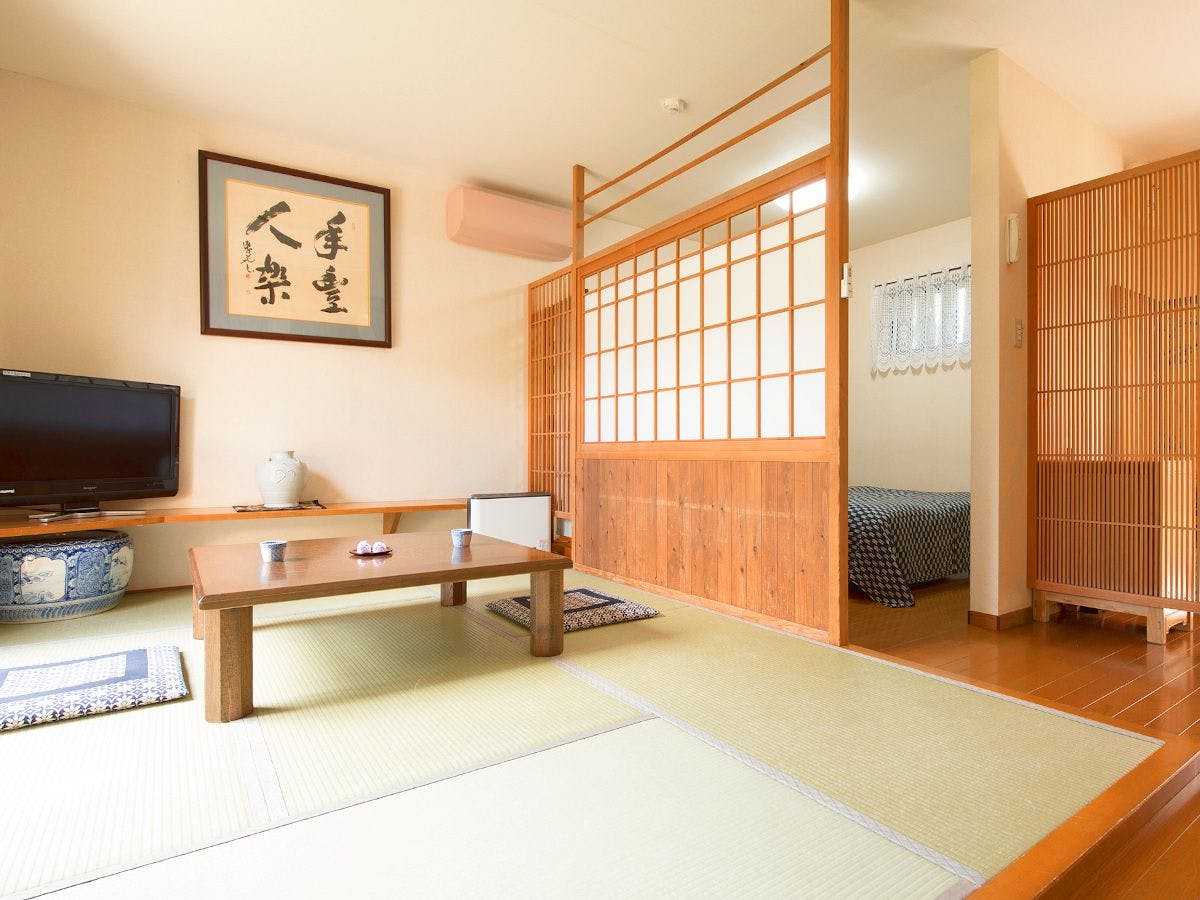 별채의 일본식 및 서양식 객실 예시