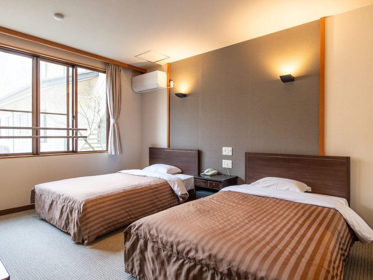 ห้องพักเตียงคู่สไตล์ตะวันตก ฝั่งสวน