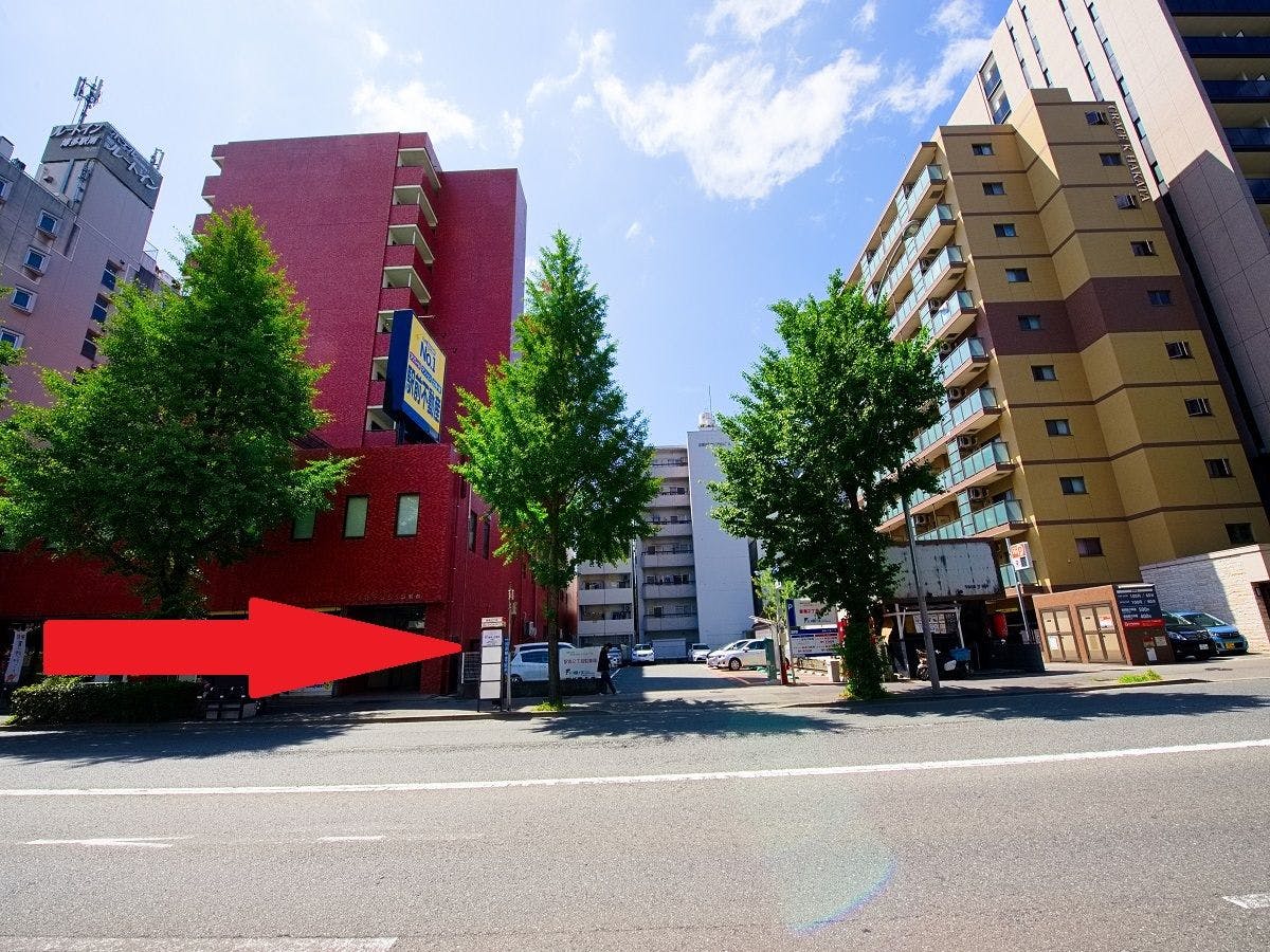 กรุณาใช้ป้ายรถเมล์ฝั่งตรงข้ามเพื่อไปยังสถานีฮากาตะ