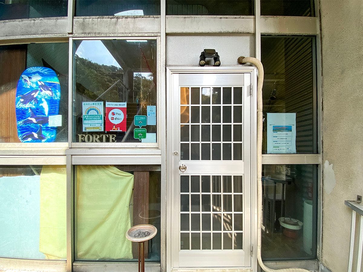 - 흡연 공간 (야외)