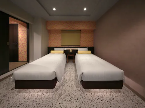 Kami menyediakan kamar twin mulai dari 16 meter persegi.