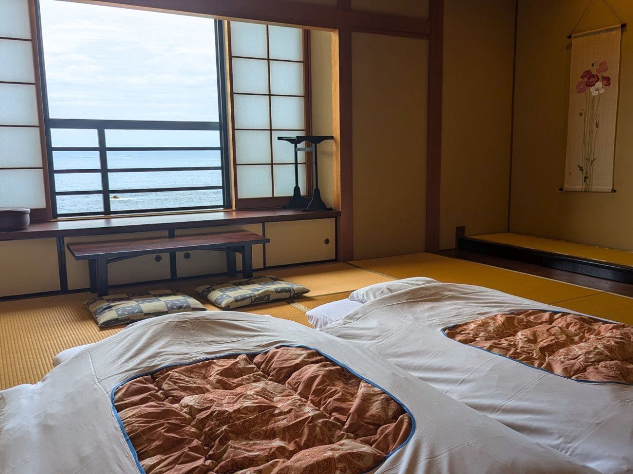 ห้องพักที่สามารถมองเห็นชายฝั่งเอจิเซ็นได้อย่างชัดเจนพร้อมวิวทะเล