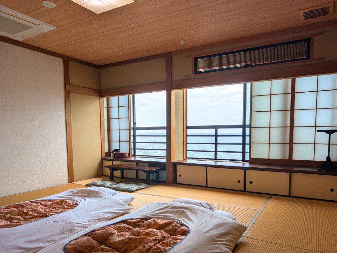 ห้องพักที่สามารถมองเห็นชายฝั่งเอจิเซ็นได้อย่างชัดเจนพร้อมวิวทะเล