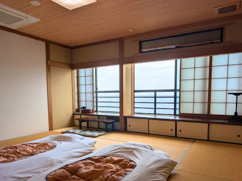 ห้องพักที่สามารถมองเห็นชายฝั่งเอจิเซ็นได้อย่างชัดเจนพร้อมวิวทะเล