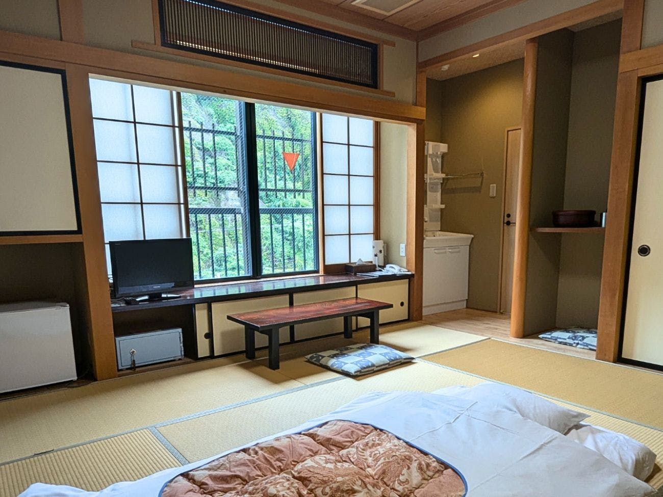 "อาคารหลัก" ห้องพักทุกห้องมีอ่างล้างหน้าและห้องน้ำครบครัน ด้านภูเขาในราคาสุดคุ้ม