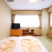 Bersantai dengan kamar bergaya Jepang, tatami, dan futon.