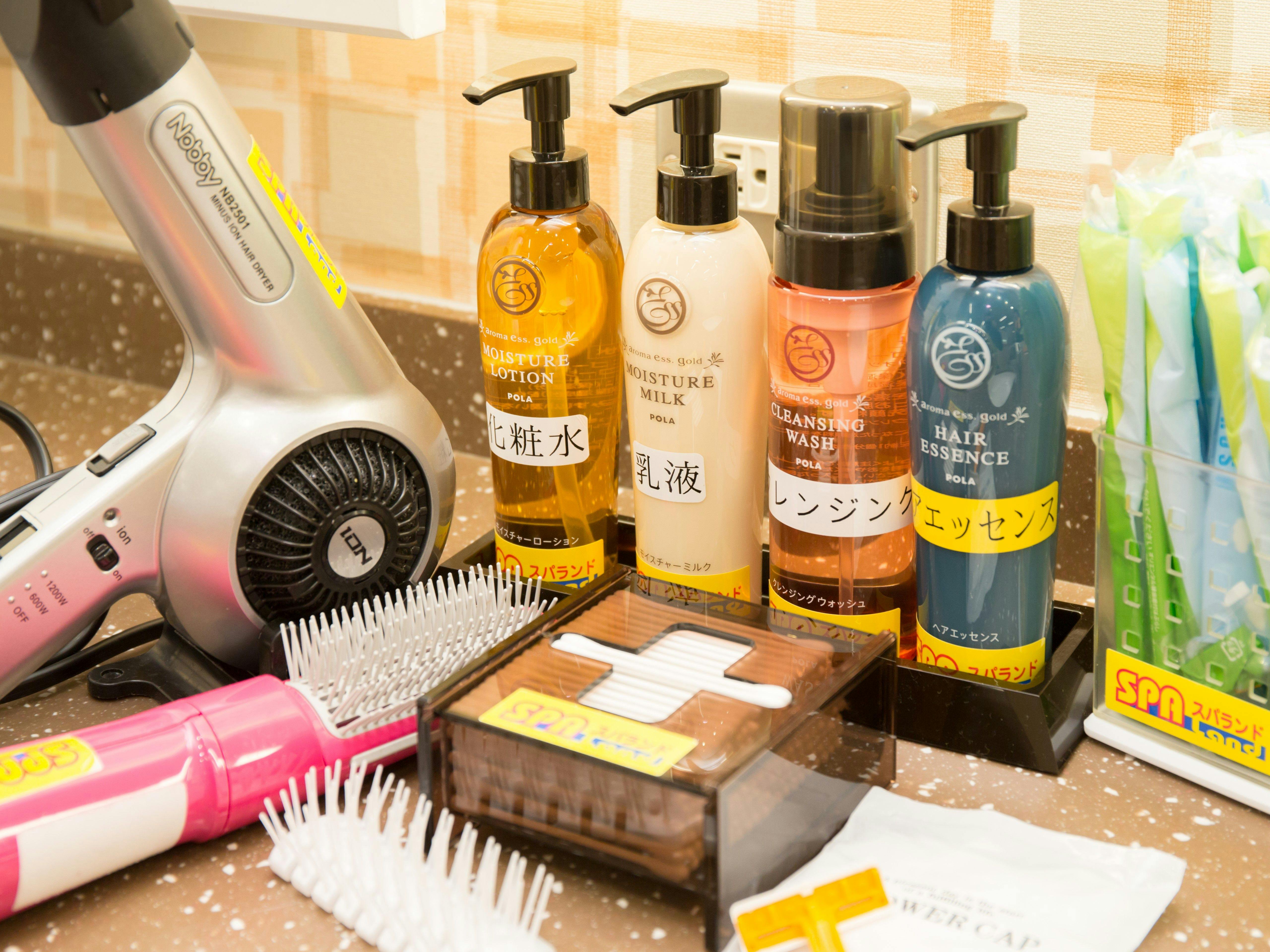 Pemandian umum dilengkapi dengan berbagai fasilitas.