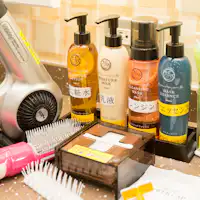 Pemandian umum dilengkapi dengan berbagai fasilitas.