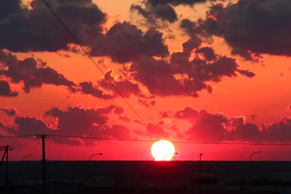 Matahari tenggelam di laut!