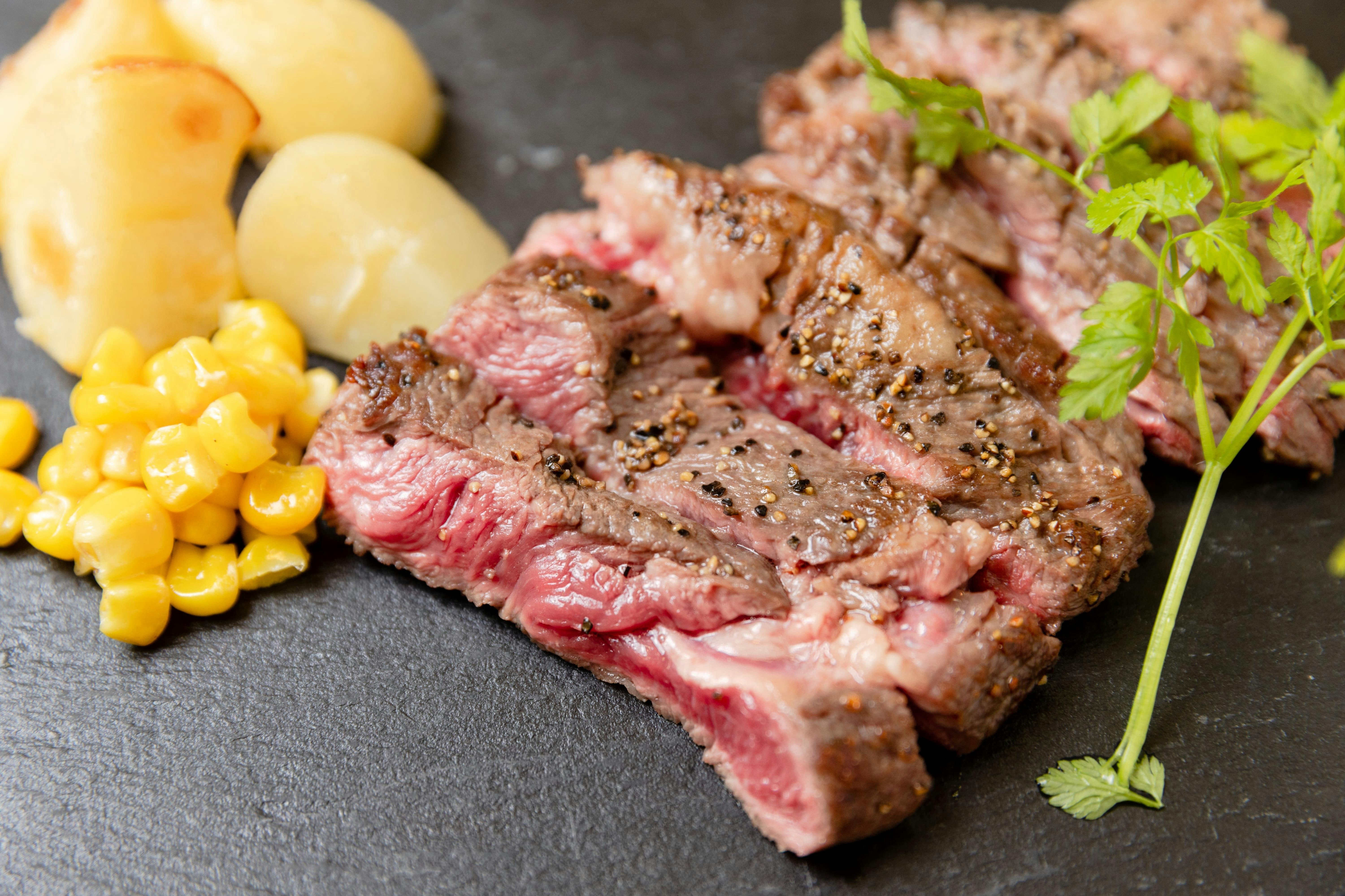 갓 구운 스테이크도 인기