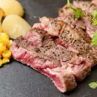 갓 구운 스테이크도 인기