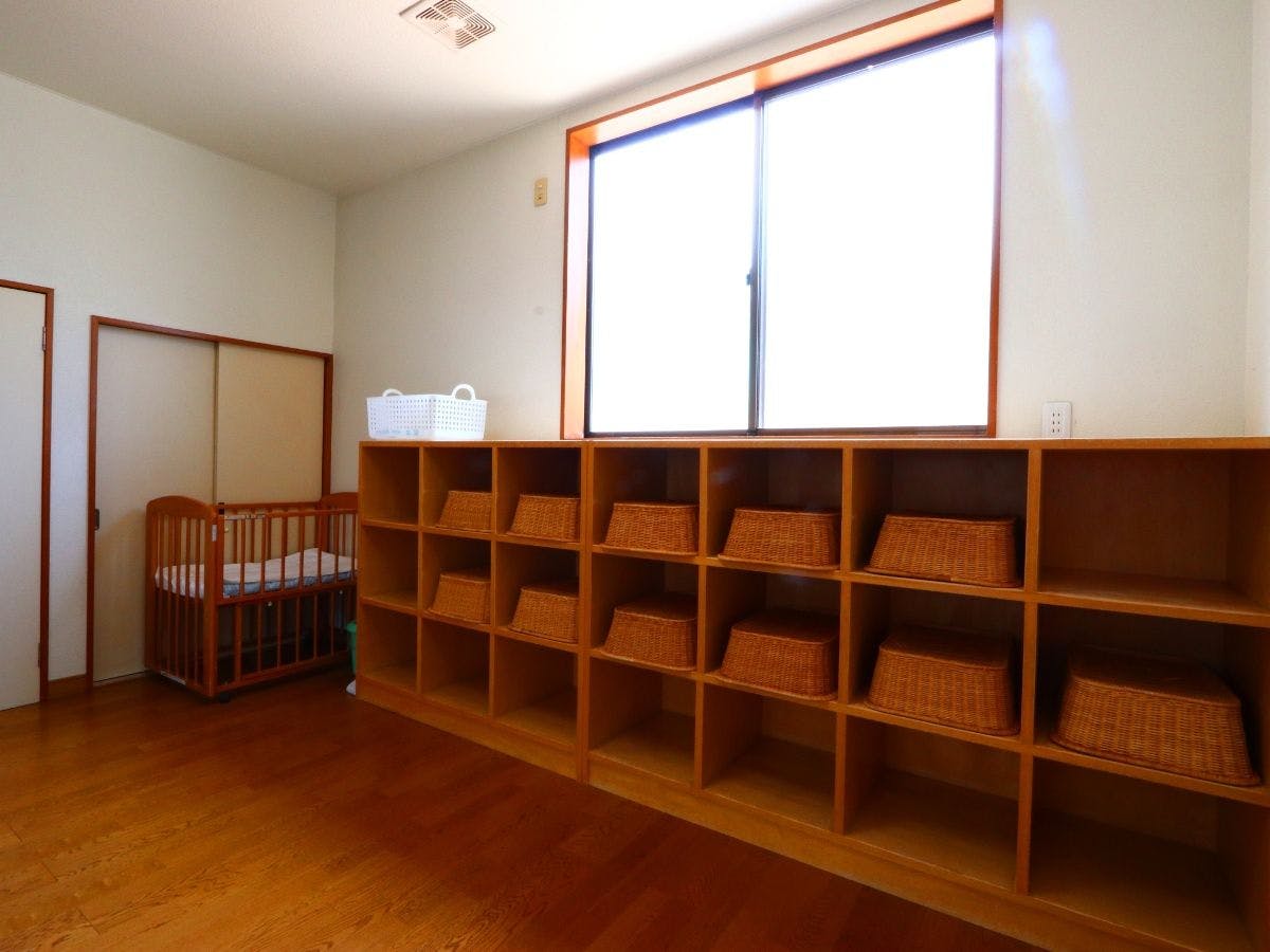 ห้องเปลี่ยนเสื้อผ้าในห้องอาบน้ำสาธารณะสะอาดและกว้างขวาง