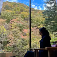 วิวจากหน้าต่างบานใหญ่ในล็อบบี้