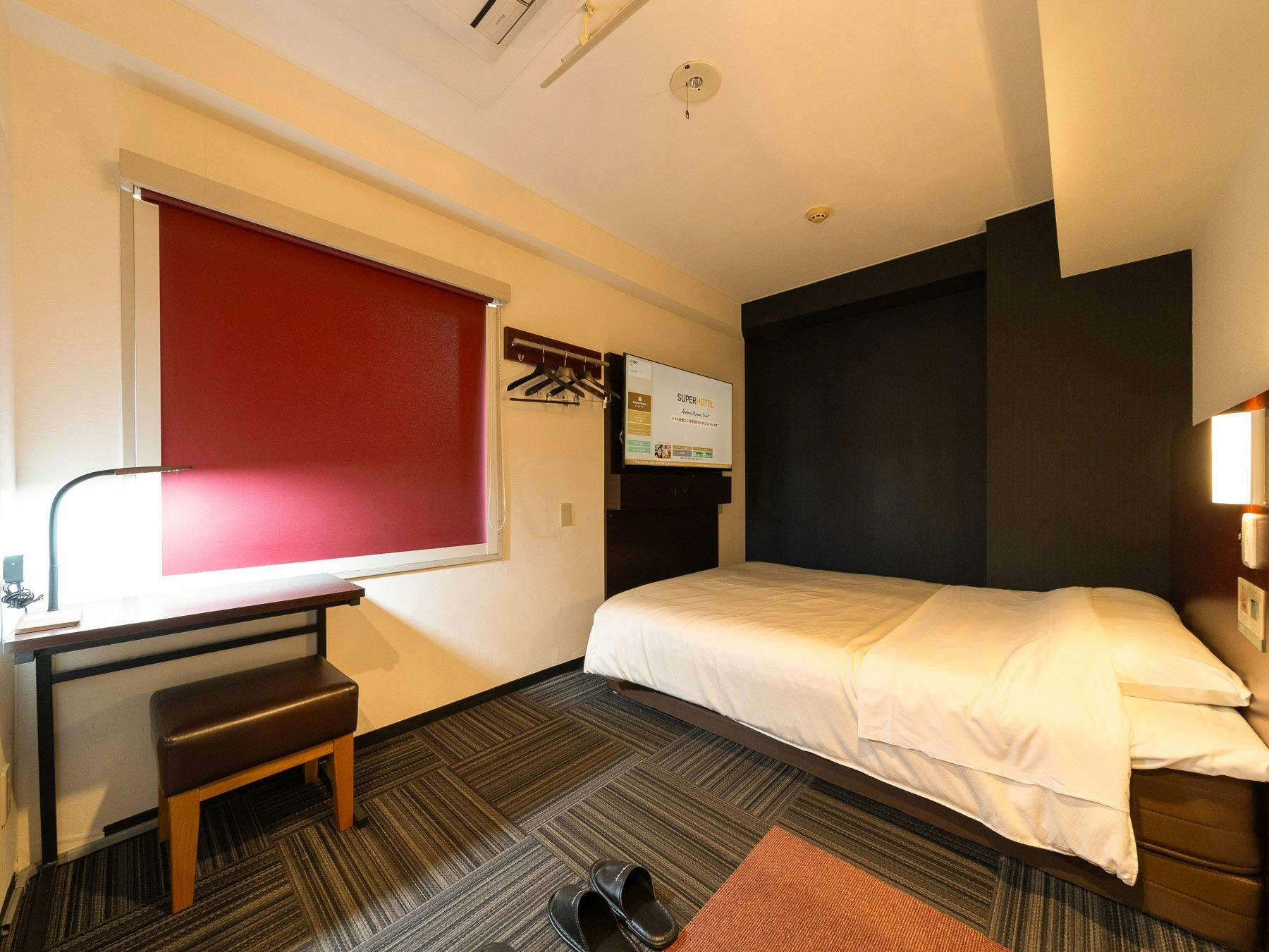 Pencahayaan yang agak redup membantu Anda tidur nyenyak.