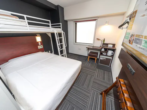 12 meter persegi, 1 tempat tidur lebar 140 cm + 1 tempat tidur loteng lebar 80 cm