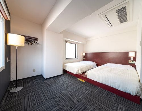 ベッド2台に広々スペースがございます