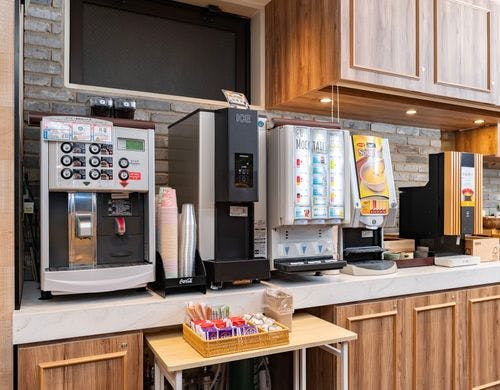 挽きたてコーヒーなど豊富なドリンクバー