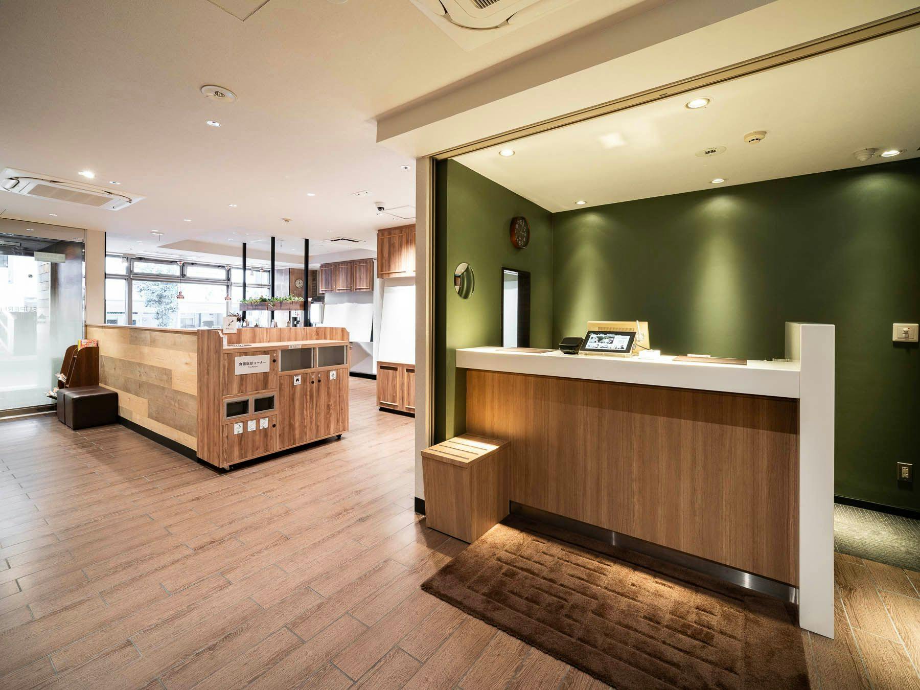 Dikelilingi oleh cahaya dan kehangatan kayu.