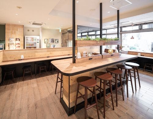 木のぬくもりも感じられるラウンジ