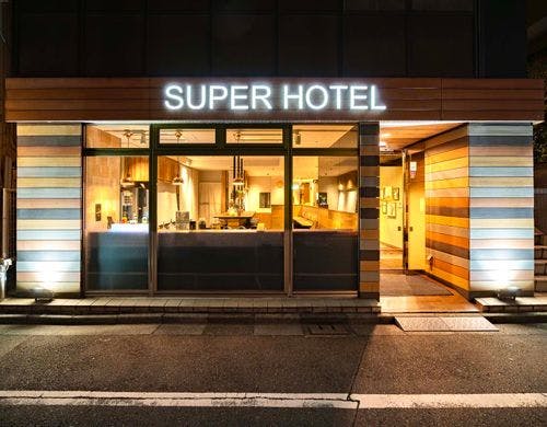 夜景に溶け込む、隠れ家のような灯り