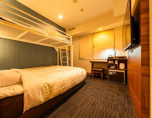 ダブルベッドとロフトベッド付