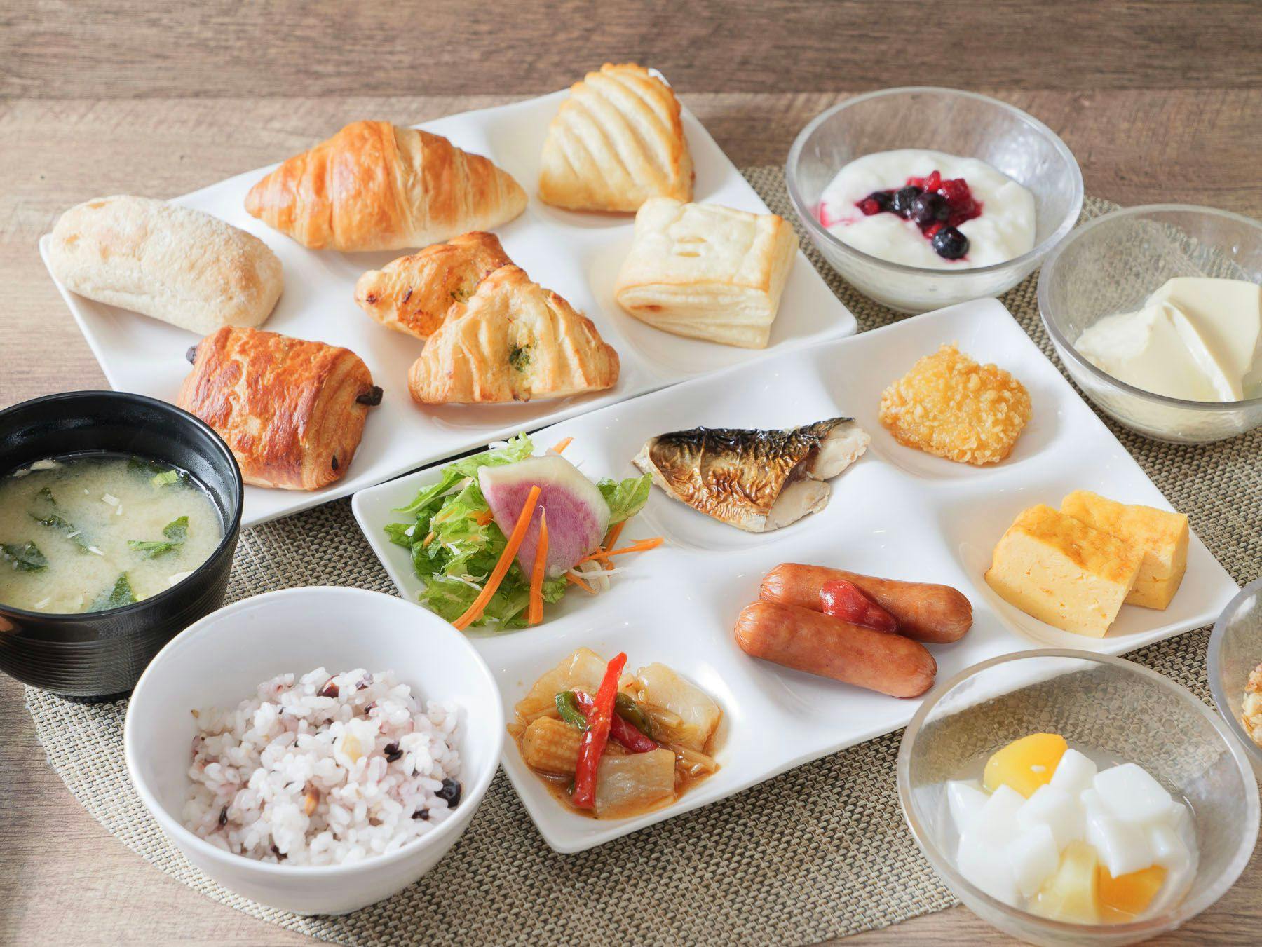 ภาพการจัดเสิร์ฟอาหารเช้าเพื่อสุขภาพ