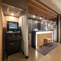 Kami akan menyambut Anda di meja check-in.