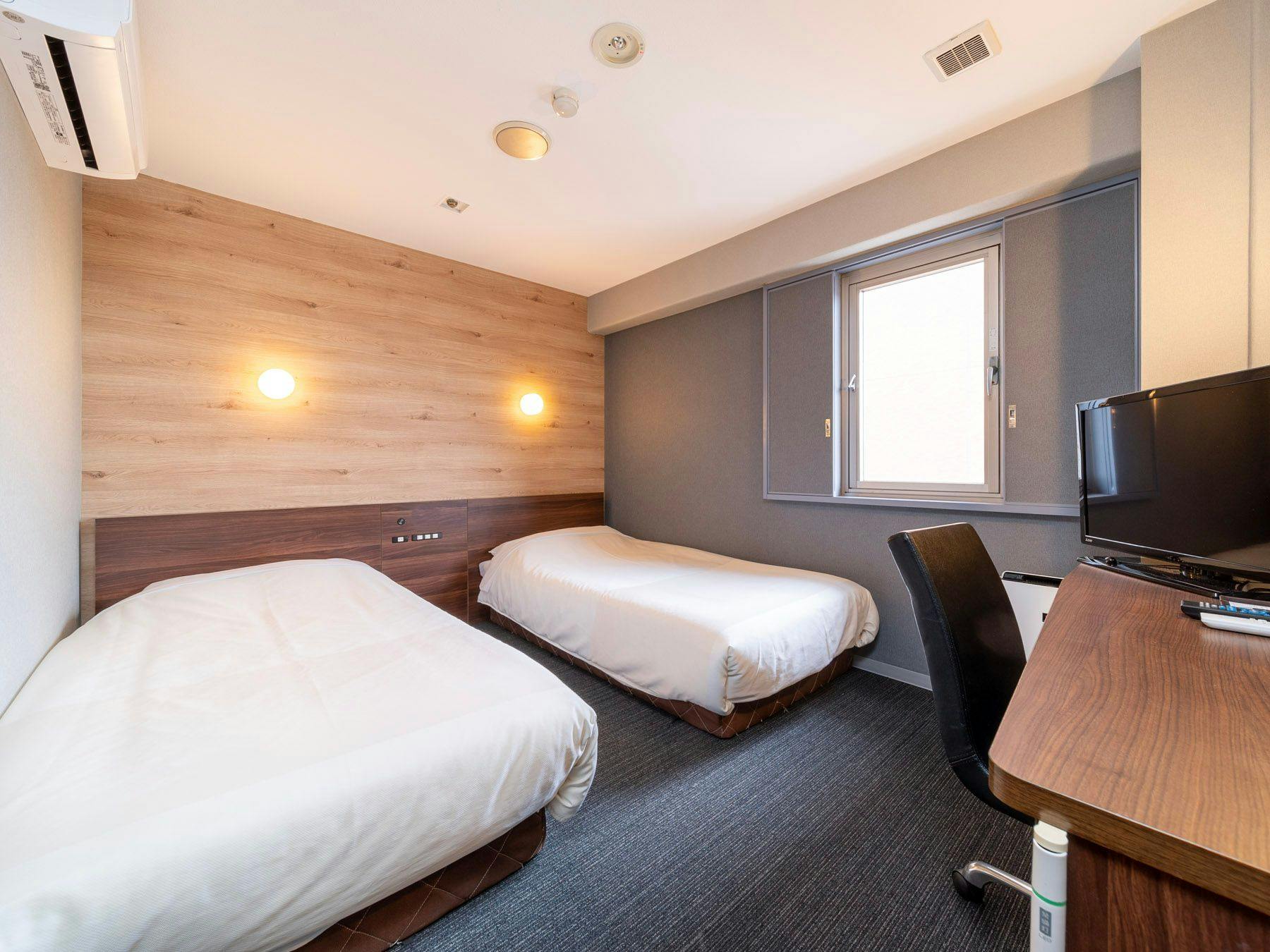 Kamar twin dengan 2 tempat tidur♪