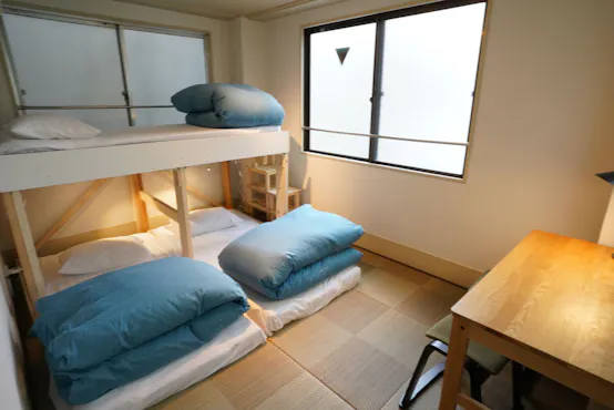 큰 창문이 있는 밝은 객실