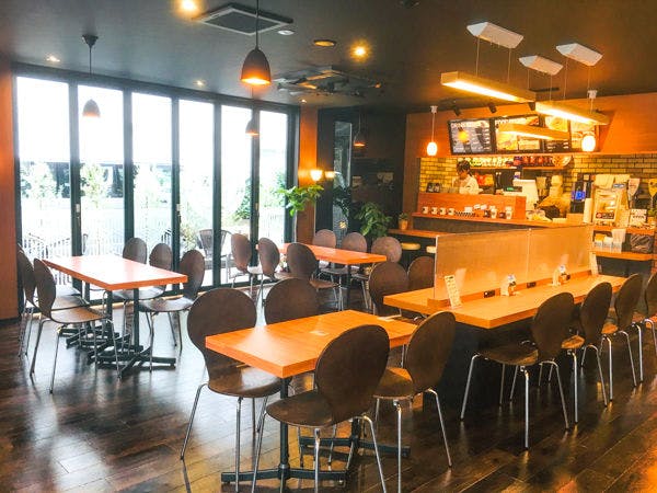 คาเฟ่ที่ตั้งอยู่ในบริเวณเดียวกัน