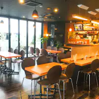 คาเฟ่ที่ตั้งอยู่ในบริเวณเดียวกัน