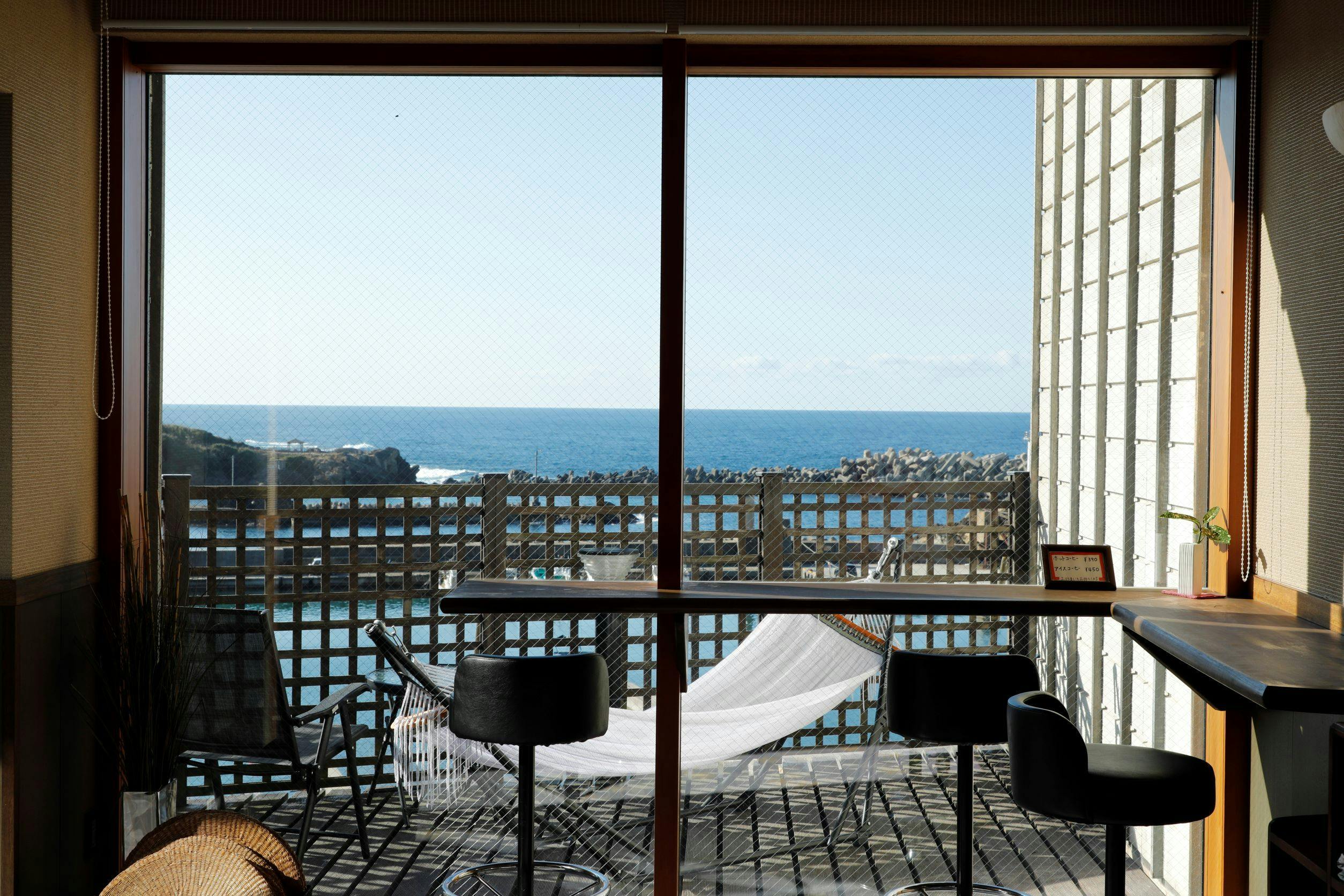 【로비】일본해와 타이노하마 항구를 한눈에 볼 수 있습니다.