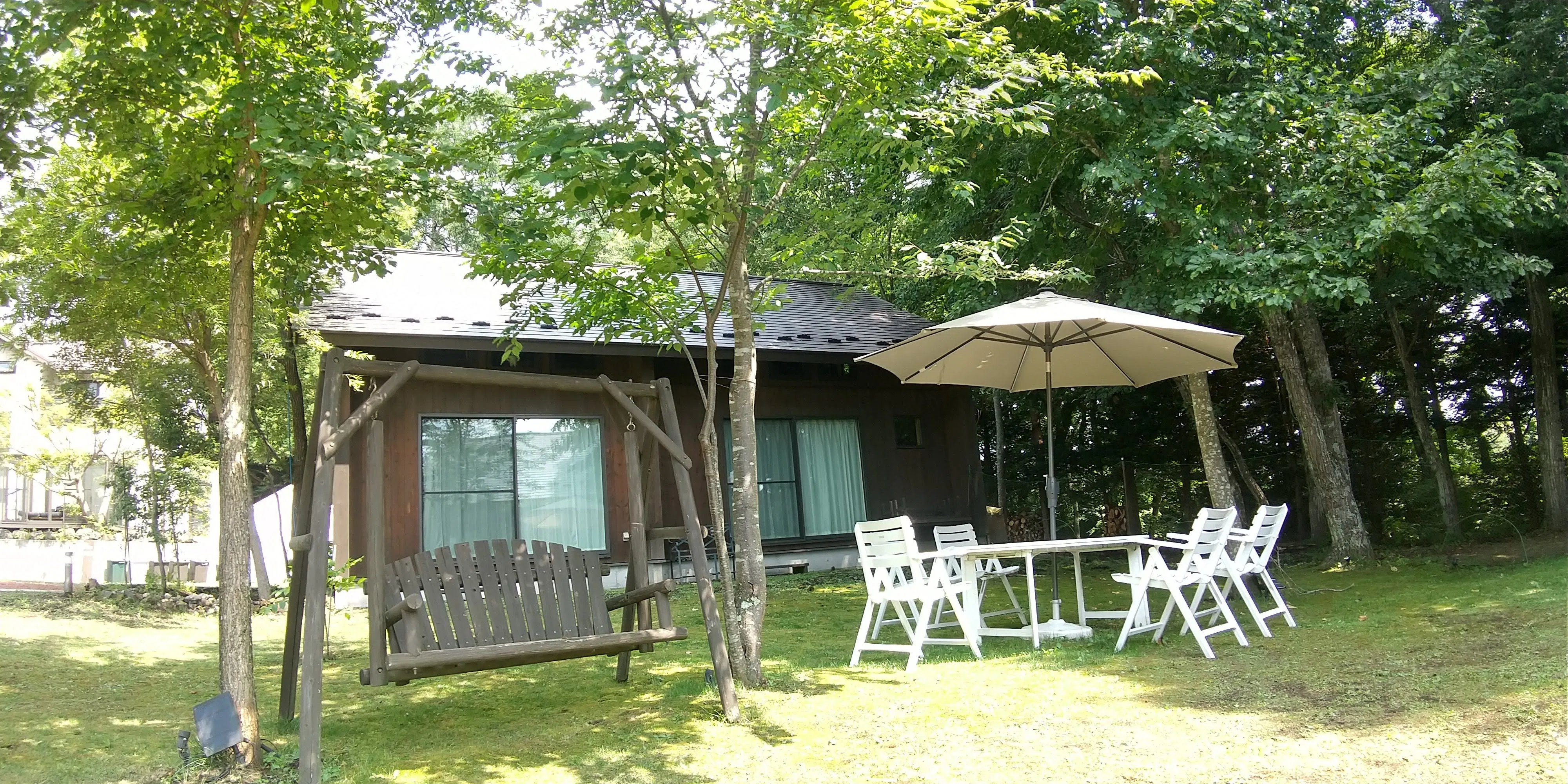 ในสวนมีโต๊ะสนามด้วย เหมาะสำหรับการพักผ่อน