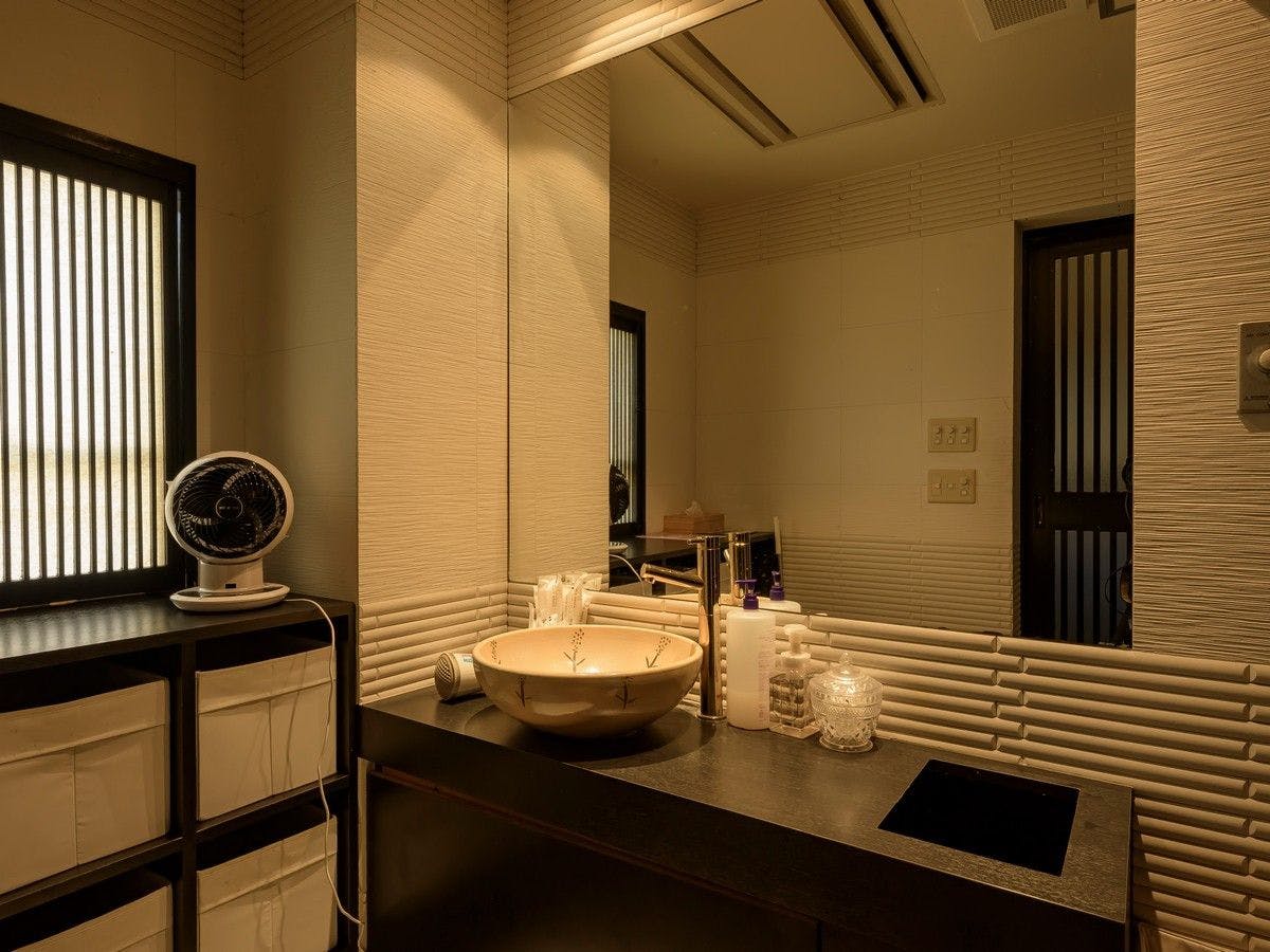 [Kamar Mandi Pribadi Senon] Ruang Ganti