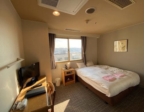 幅１８０センチのダブルベッド１台のお部屋