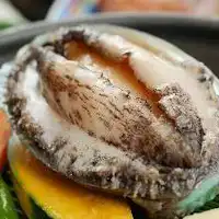 Abalon panggang di atas piring keramik!