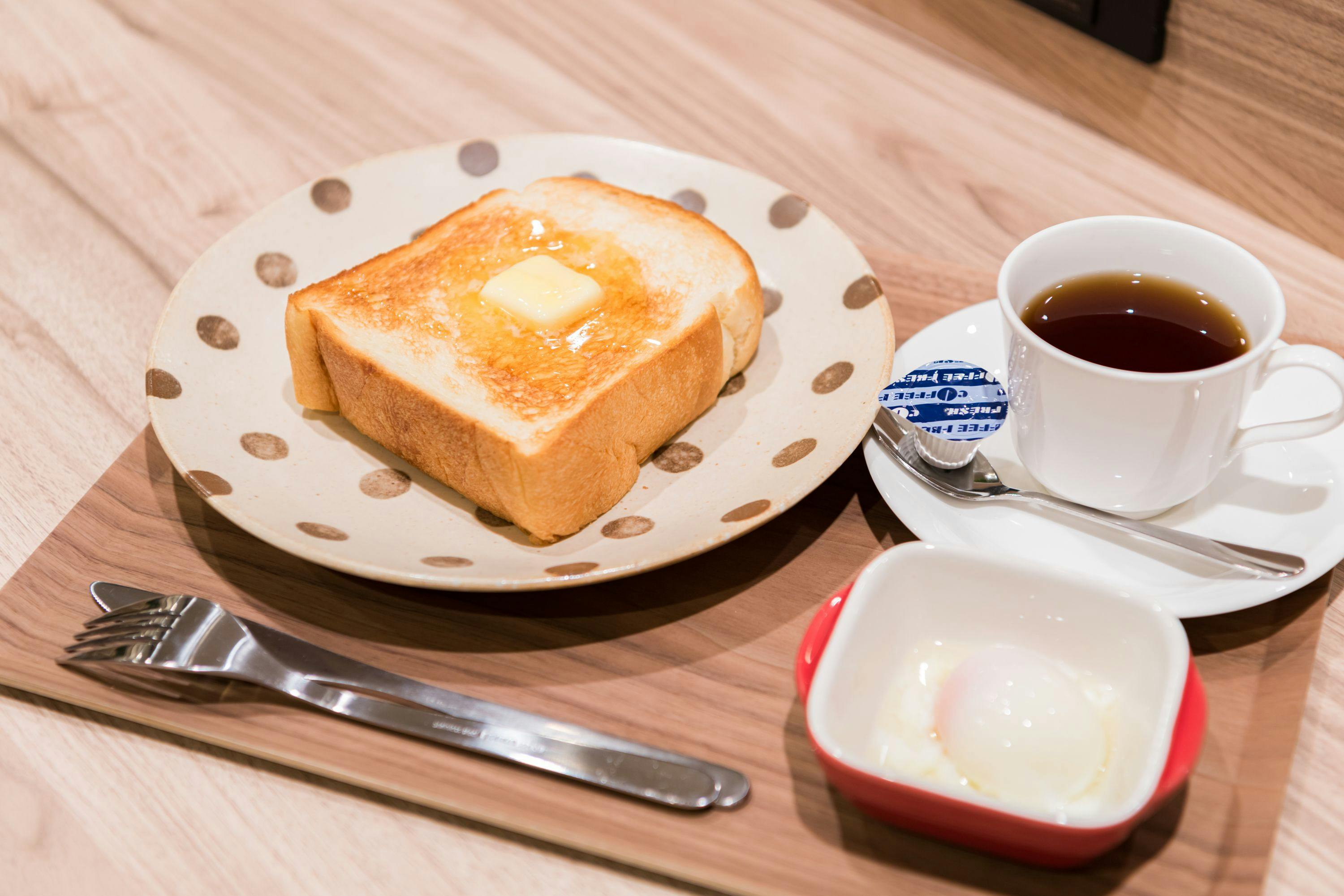 เพลิดเพลินกับขนมปังปิ้งหนาและกาแฟร้อน♪