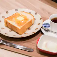 เพลิดเพลินกับขนมปังปิ้งหนาและกาแฟร้อน♪