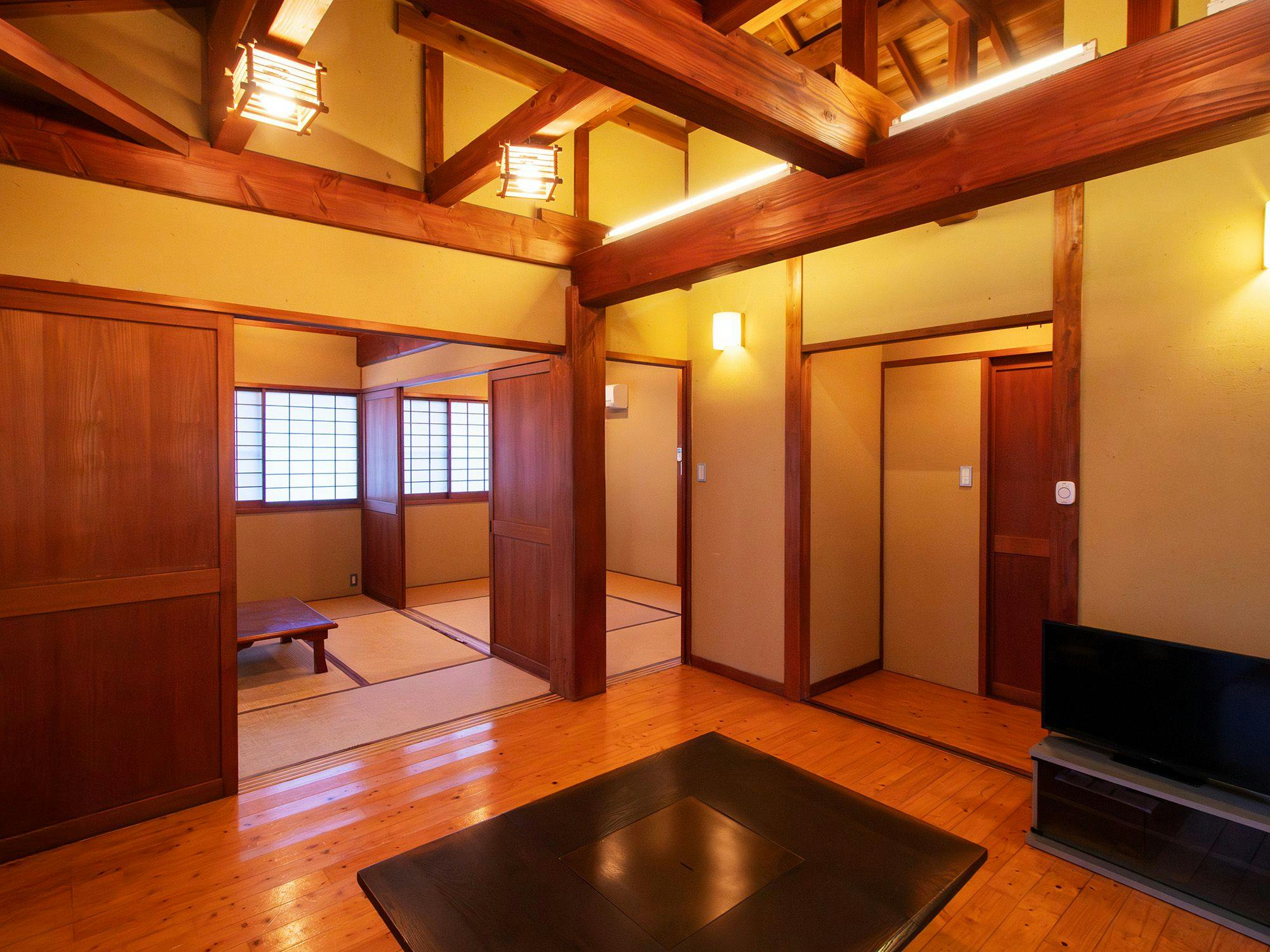 Tranquility protected by a partition wall. A refined Japanese-style guest room