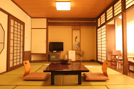 ผ่อนคลายในห้องสไตล์ญี่ปุ่นที่ปูด้วยเสื่อทาทามิ