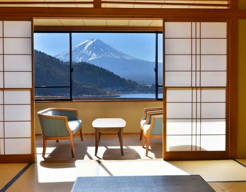 富士と河口湖を一望和室１２.５畳